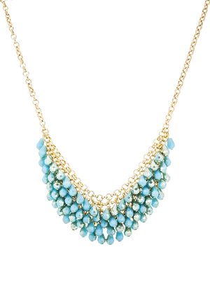 Collier chaîne en or avec des petites perles bleues et translucides regroupées en forme de V.