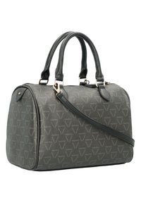 Bolso de mano sintético gris con un diseño estructurado, doble asas, correa de hombro desmontable y un patrón de logo en relieve en toda la superficie.