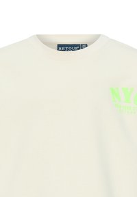 Kremowy sweatshirt z okrągłym dekoltem, z neonowo zielonym napisem "NYC" i miękką fakturą. Metka marki jest widoczna wewnątrz kołnierza.