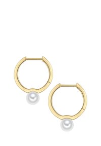 Goldene Creolenohrringe, jeweils mit einer einzelnen weißen Perle als Akzent in der Mitte unten, vor einem weißen Hintergrund.