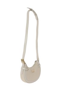 Borsa a spalla in pelle beige a forma di mezzaluna con tracolla regolabile, fibbia dorata, chiusura con zip e piccolo logo del brand dorato sul davanti.