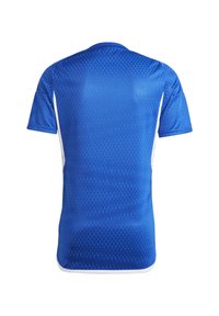 Maglia sportiva a maniche corte di un vivace blu con un motivo testurizzato e pannelli laterali bianchi. Realizzata in materiale leggero e traspirante.