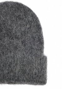 Berretto in lana grigia con una texture morbida e pelosa, cima arrotondata e orlo ripiegato. Il materiale sembra spesso e caldo.