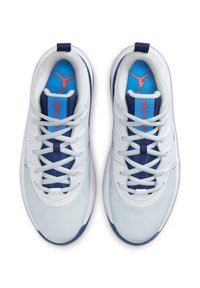 Baskets blanches avec des accents bleus, surfaces texturées, perforations et lacets bleu clair. Présente un logo rouge sur la semelle intérieure.