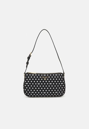 Czarna torba na ramię Michael Kors w białe kropki, z regulowanym paskiem, złotym suwakiem oraz wzorem i emblematem z logo MK na przodzie.