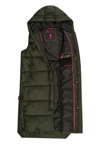 Olivgrüne gepolsterte Weste mit Kapuze, die eine kontrastierende pinke Innenverkleidung, Knopfverschluss und mehrere Innenfächer aufweist.