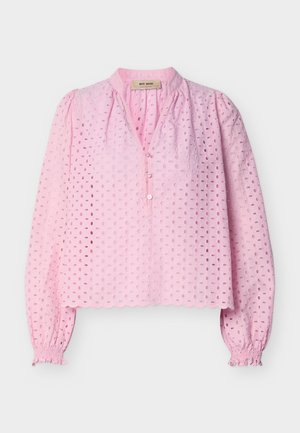 Ροζ ανοιχτόχρωμη μπλούζα με μακριά μανίκια, διακοσμημένη με σχέδιο από μικρές τρύπες (eyelet), με κυματιστή τελική ραφή, V-λαιμόκοψη με κουμπιά και ελαστικές πιεσμένες μανσέτες, από το brand Mos Mosh.