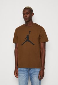Jordan JUMPMAN SS CREW - T-shirt estampada - light olive/black