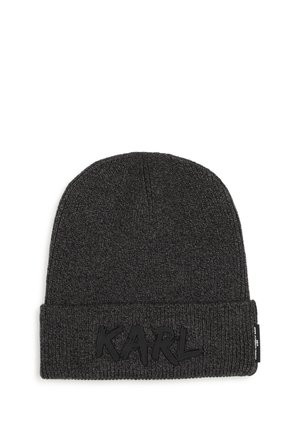 Bonnet tricoté gris foncé avec bord replié affichant des lettres noires en relief "KARL" et une petite étiquette noire sur le côté.