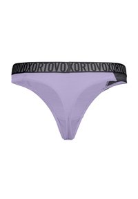 Lavendelfarbenes Tanga mit einem schwarzen elastischen Bund, der wiederholt mit "ORTOVOX"-Branding versehen ist. Glattes Material mit minimalistischem Design.