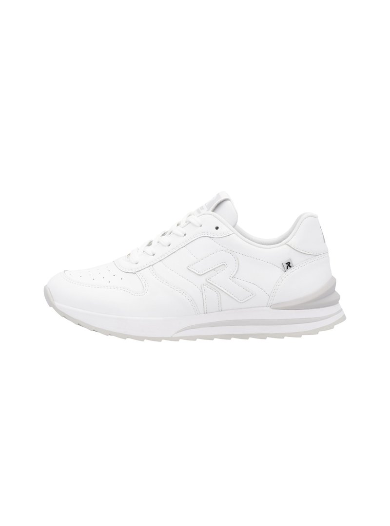 Baskets de sport blanches avec une tige en cuir lisse, un bout perforé, des lacets et un accent de talon gris contrastant. Logo sur le côté visible.
