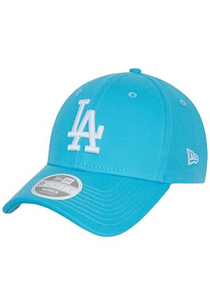 Cappellino azzurro chiaro in tessuto con visiera curva. Presenta un logo "LA" ricamato in bianco sulla parte frontale e una fascia regolabile.