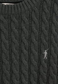 Mörkgrått stickat tröja med kabelstickat mönster och en liten broderad logotyp längst ner till höger. Ribbat halsringning.