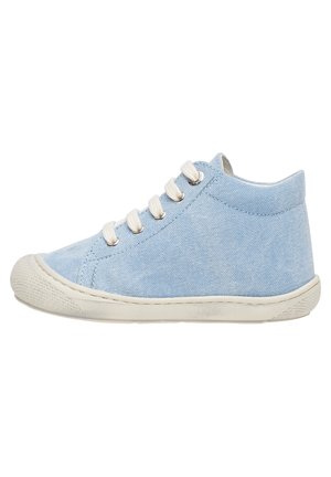 Sneaker in tela azzurra chiara con lacci bianchi e suola in gomma. Punta arrotondata, design a caviglia bassa e superficie testurizzata sulla parte superiore.