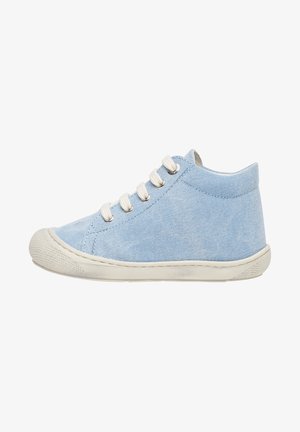 Sneaker in tela azzurra chiara con lacci bianchi e suola in gomma. Punta arrotondata, design a caviglia bassa e superficie testurizzata sulla parte superiore.