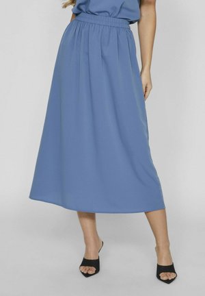 Falda midi azul, fluida, con cintura elástica y pliegues, hecha de una tela ligera. Presenta una textura suave y una silueta amplia.