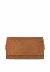 Bruine suède clutch met een gladde achterkant, afgeronde hoeken en gouden hardware accenten; beschikt over een schoon, minimalistisch ontwerp.