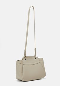 Borsa a spalla beige con design strutturato, materiale testurizzato, doppi manici e tasca frontale con dettagli metallici.