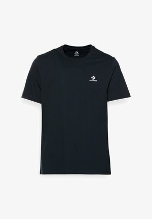 Schwarzes T-Shirt mit kurzen Ärmeln und Rundhalsausschnitt mit kleinem weißen Converse-Logo auf der linken Brust vor weißem Hintergrund.