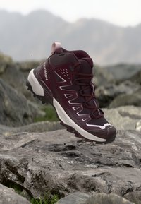 Nevybrané, huckleberry/maroon banner/icy pink
