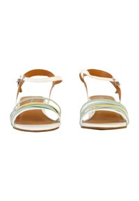 Sandali bianchi con cinturini alla caviglia in pelle marrone e diverse fasce colorate. Superficie liscia, suole piatte, design minimalista.