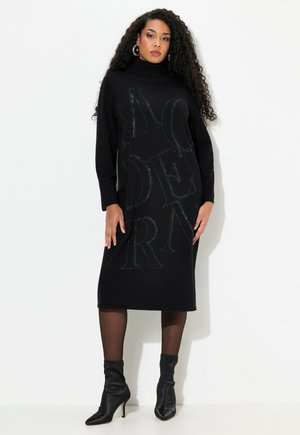 Abito maglione nero con scollatura alta, caratterizzato da una grande stampa "MODERN" in dettagli lucidi, maniche lunghe e un fit rilassato.