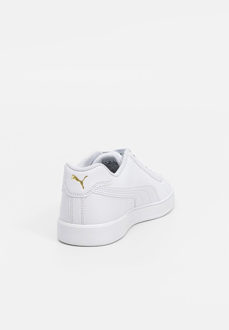 Weiße Leder-Sneaker mit einem Low-Top-Design, das eine strukturierte Oberfläche, eine abgerundete Spitze und ein goldenes Logo-Detail nahe der Ferse aufweist.