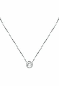 Collana d'argento con un pendente circolare che presenta un design di albero, circondato da piccole pietre preziose trasparenti, su una catena testurizzata.
