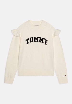 Maglione a maglia crema con polsini e scollatura a coste. Presenta il logo ricamato "TOMMY" in nero e decorazioni arricciate decorative sulle spalle.