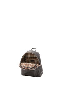 Zaino in pelle di colore grigio scuro con una finitura texturizzata. L'interno presenta una fodera a quadri marrone e beige e un compartimento con zip.