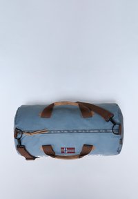 Borsa a sacca blu in tela con manici in tessuto marrone, scomparto con zip e una piccola toppa con la bandiera norvegese sul lato.