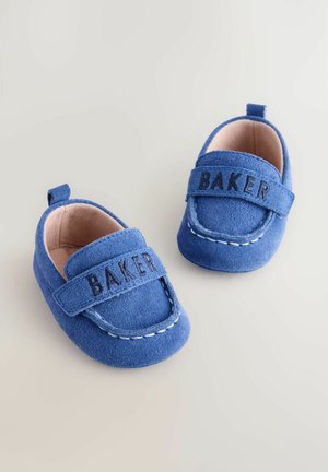 Siniset mokkanahkaiset vauvan kengät, joissa on kirjailtu "BAKER", ommeltu koriste kenkien ympärillä ja takana lenkki helppoa pukemista varten.