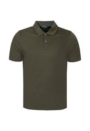 Polo de manga corta de color verde oscuro con tapeta de dos botones y cuello clásico, mostrado sobre un fondo blanco liso.