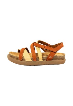 Sandale à bout ouvert en cuir marron et beige avec des brides réglables et une semelle en liège rembourrée sur un fond blanc.