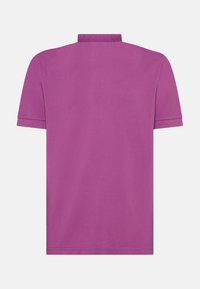 Polo a maniche corte in tessuto tinta unita di un rosa scuro con colletto e orlo a coste. Design semplice e senza cuciture con una texture liscia.