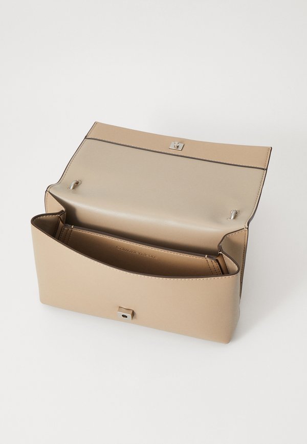 SCULPTED FLAP - Cross body bag - crockery3