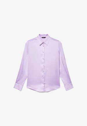 Lila Satinbluse mit langen Ärmeln, Knopfleiste, spitzem Kragen und Manschetten, flach auf weißem Hintergrund ausgebreitet.