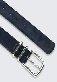 Marineblauer Wildledergürtel mit polierter silberner Metallschnalle und drei Schlaufen, mit sichtbaren Nähten und Verstelllöchern entlang der Länge.