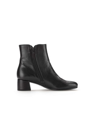 Bottine en cuir noir avec un bout rond, fermeture éclair sur le côté et un talon bloc de 3 cm. Texture lisse avec un design minimaliste et sans motifs visibles.