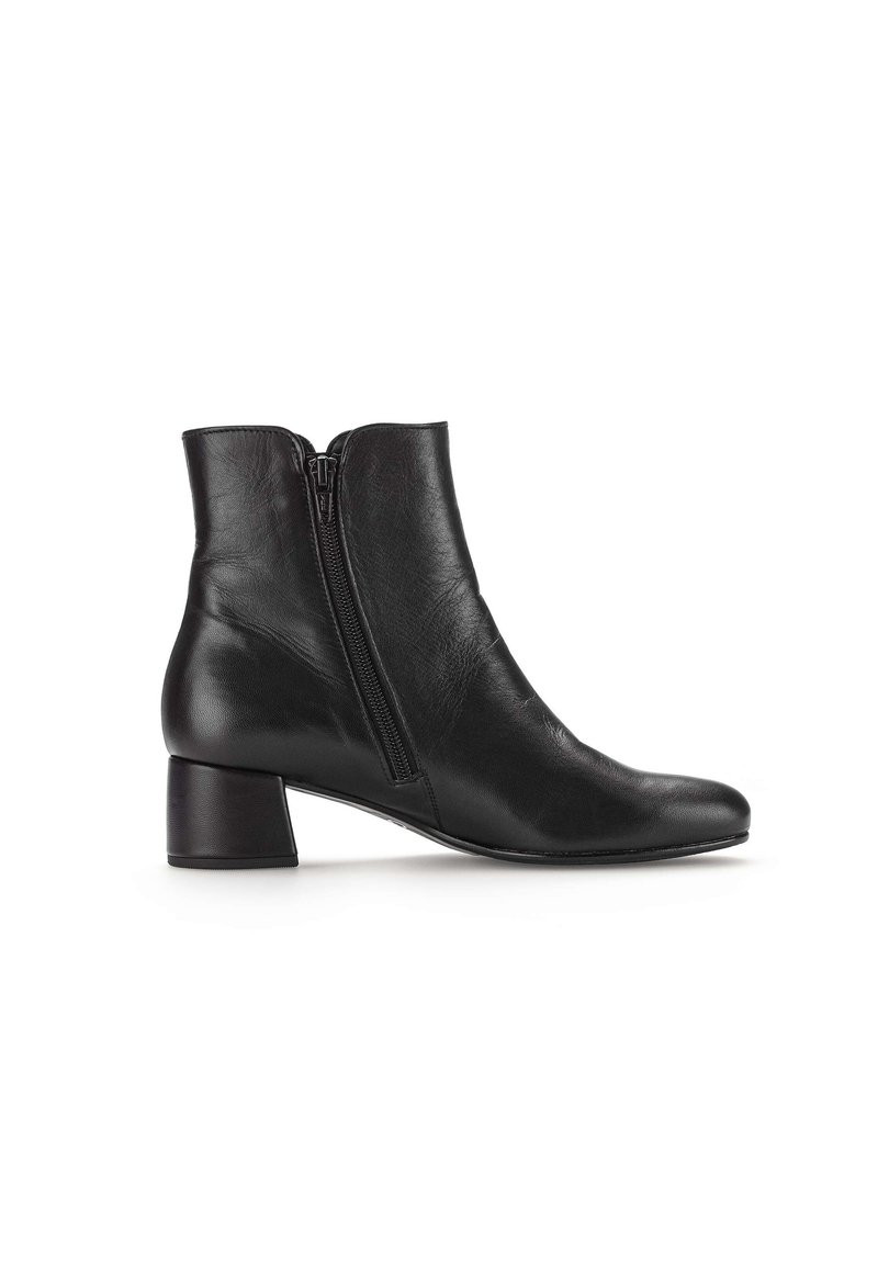 Botín negro de cuero con puntera redondeada, cremallera lateral y tacón de bloque de 3 cm. Textura suave con diseño minimalista y sin patrones visibles.