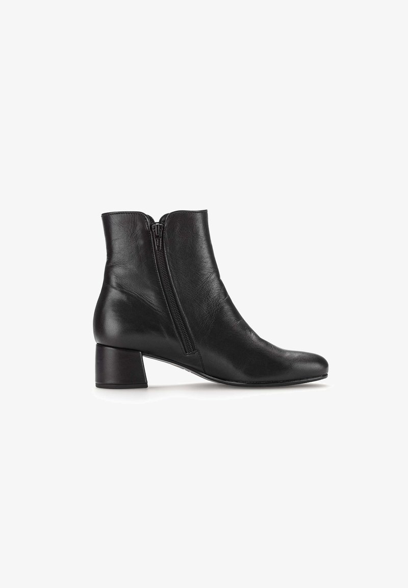 Bottine en cuir noir avec un bout rond, fermeture éclair sur le côté et un talon bloc de 3 cm. Texture lisse avec un design minimaliste et sans motifs visibles.