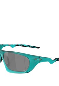 Occhiali da sole turchesi con lenti grigie, caratterizzati da un design elegante e angolare, dettagli neri testurizzati sulle aste e un logo ben visibile.