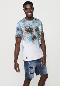 Koroshi SHORT SLEEVE  - Marškinėliai su spaudiniu - azul   blue