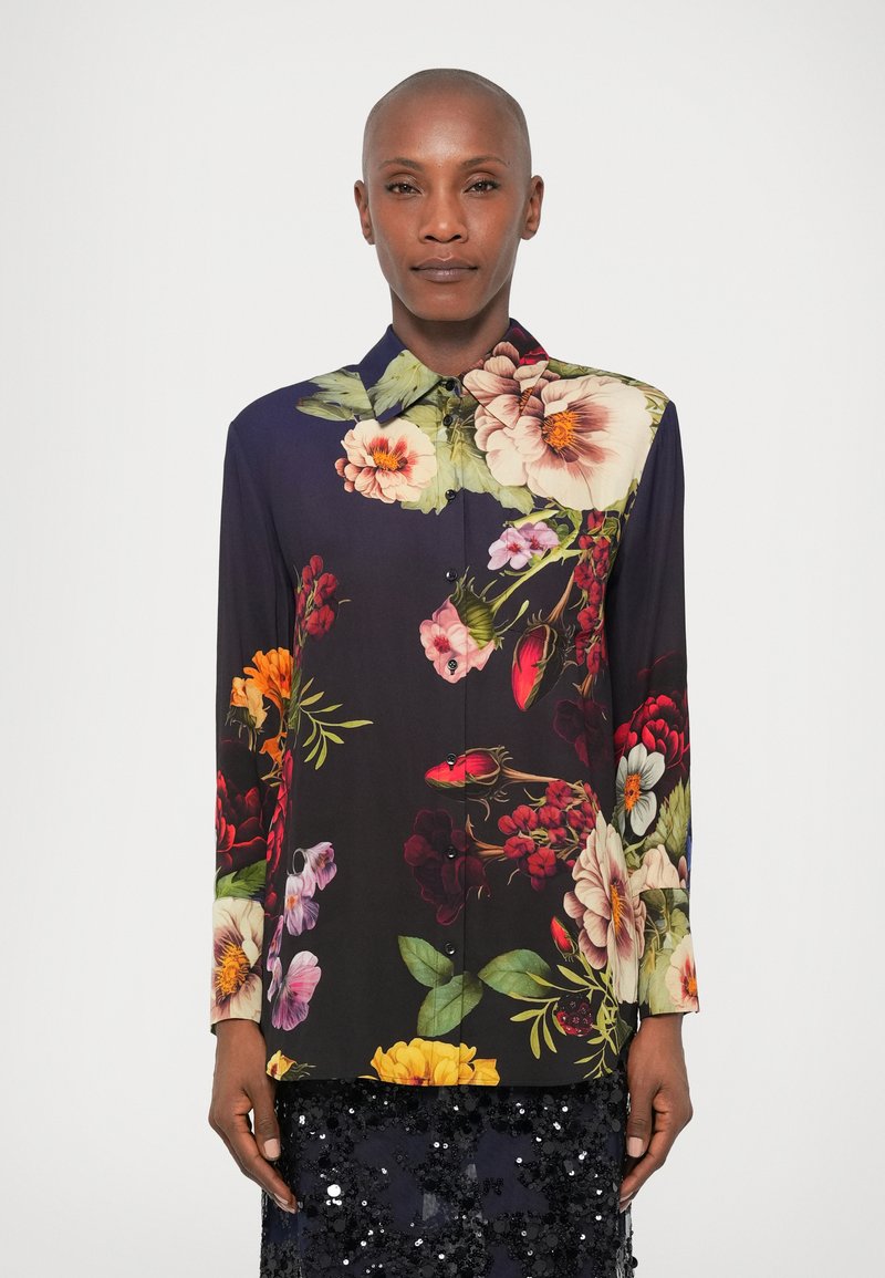 Μακρυμάνικη πουκάμισο με λουλούδια σε σκούρο ύφασμα, που διαθέτει ζωηρά πολυχρωμα λουλούδια και πράσινα φύλλα, με κλασικό γιακά και κουμπιά.