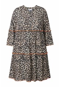 Vestido de estampado de leopardo en tela ligera, con diseño de volantes, mangas tres cuartos, cierre de botones y detalles en naranja.