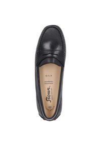 Zwarte leren moccasin schoen met een ronde neus, gestikt ontwerp en een zachte binnenkant. Beschikt over minimalistische branding aan de binnenkant en op de buitenzool.
