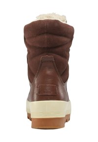 Bota de ante marrón con forro esponjoso, que presenta un tacón de cuero texturizado y una suela de goma. La vista trasera resalta los detalles de las costuras y el logo.