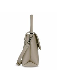 Beige synthetische handtas met een gestructureerd ontwerp, ronde hoeken en een verwijderbare schouderband. Voorzien van zilverkleurige hardware en een vlakke basis.