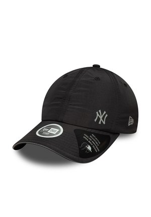 Musta reguleeritav müts New York Yankees logo, peegeldavate detailidega ja hingava avatud seljaosaga. Pehme kangas ja kõver serv.