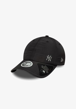 Svart justerbar cap med New York Yankees-logo, reflekterende detaljer og et pustende, åpent bakdesign. Myk tekstil med buet skygge.